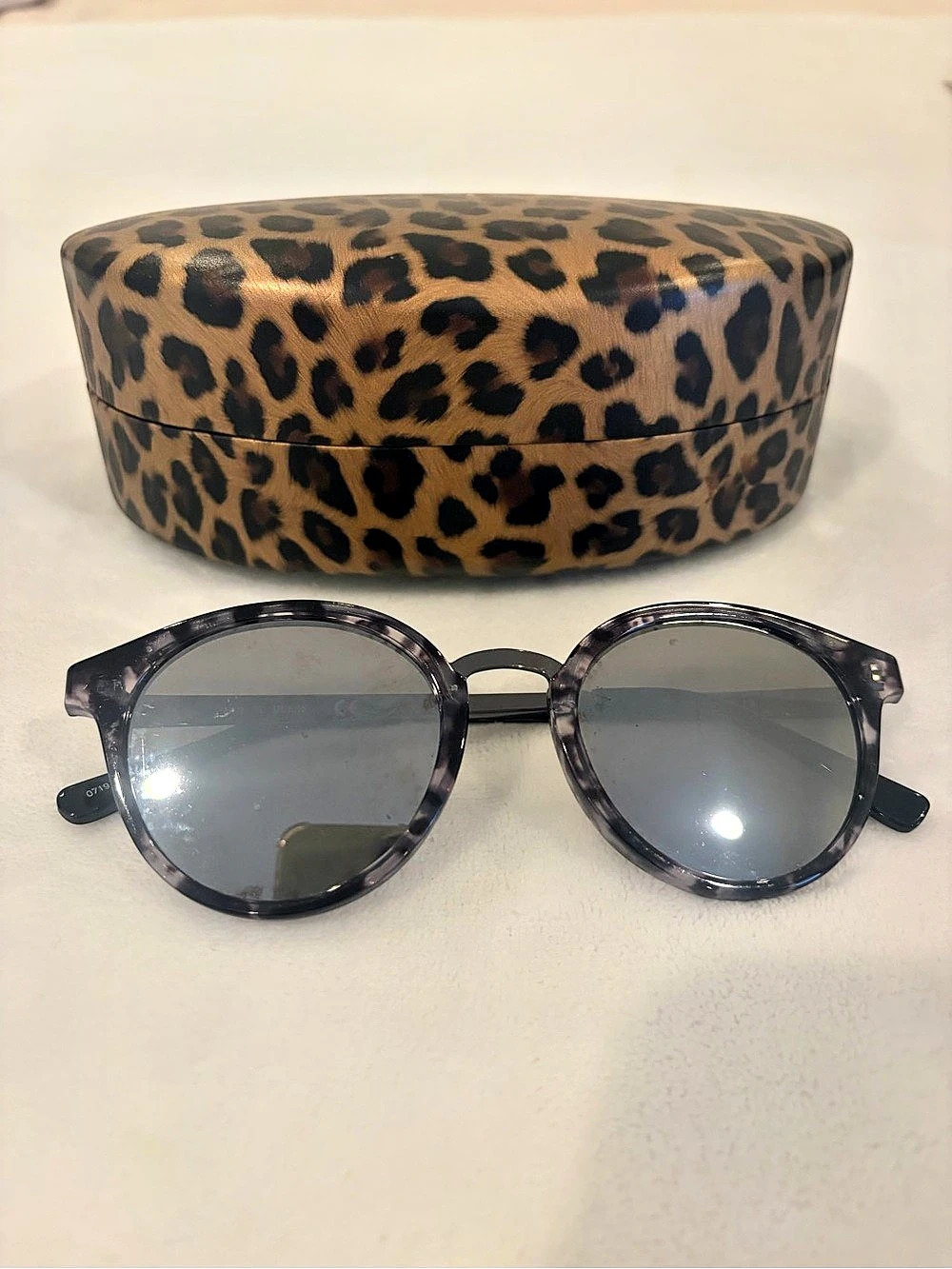 GUESS Round Sunglasses Black & Brown Animal Print Case